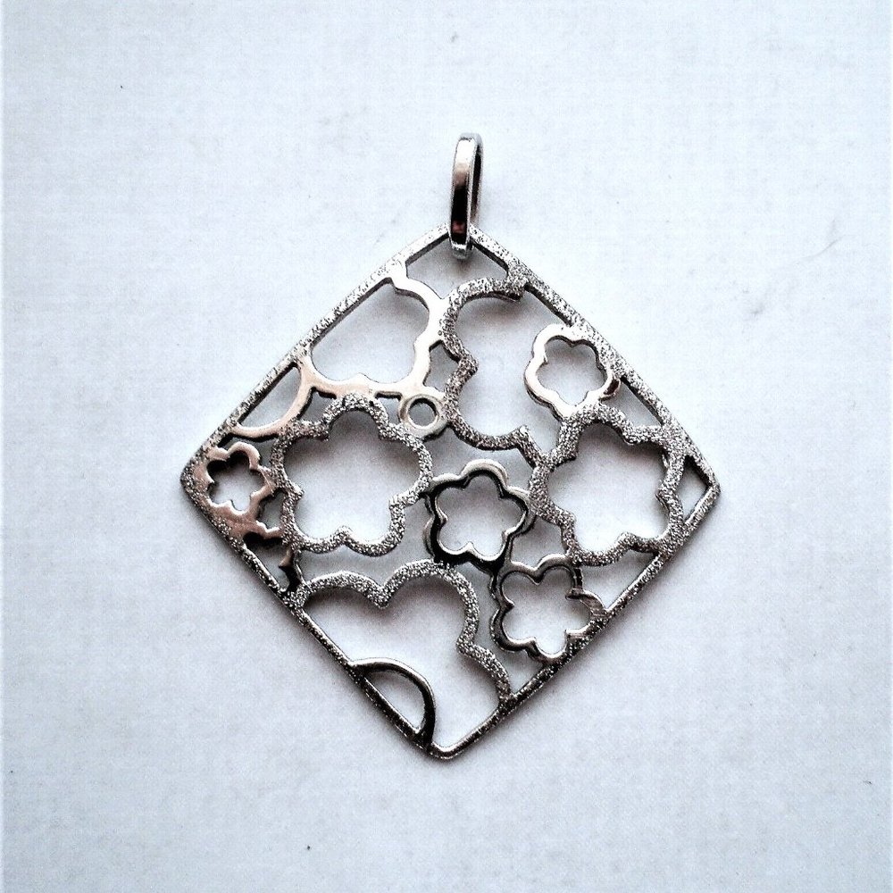 Vintage Solid 18K 750 White Gold Open Flower Flowers Filigree Pendant 18kt